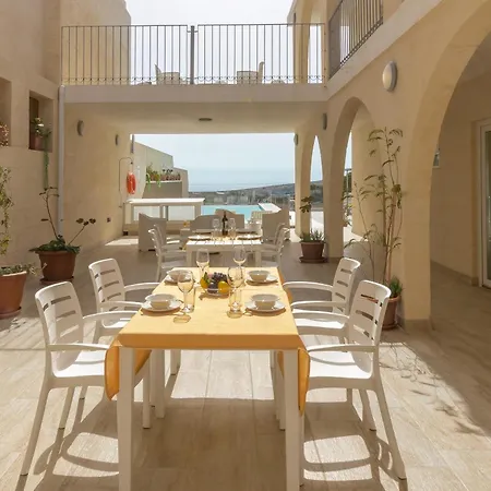 Ta'battista - With Kitchenette - Happy